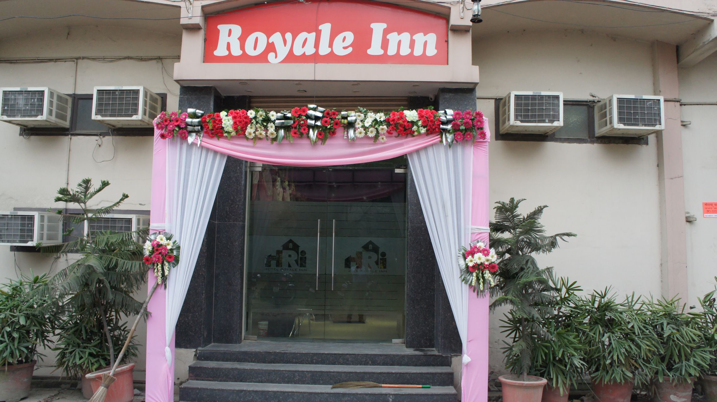 Royale Inn - Tap to explore photos