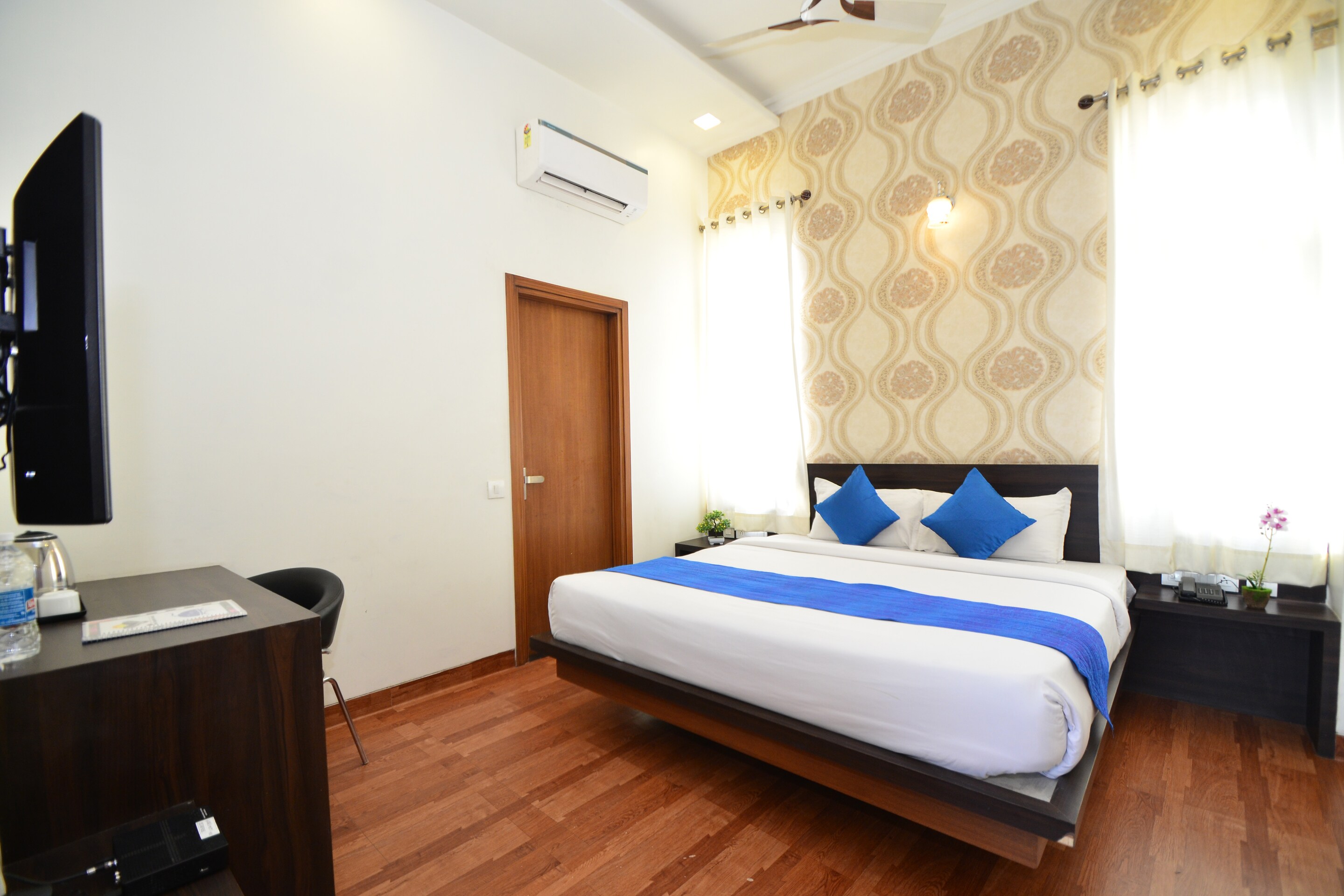 Hotel Sapphire World - Tap to explore photos