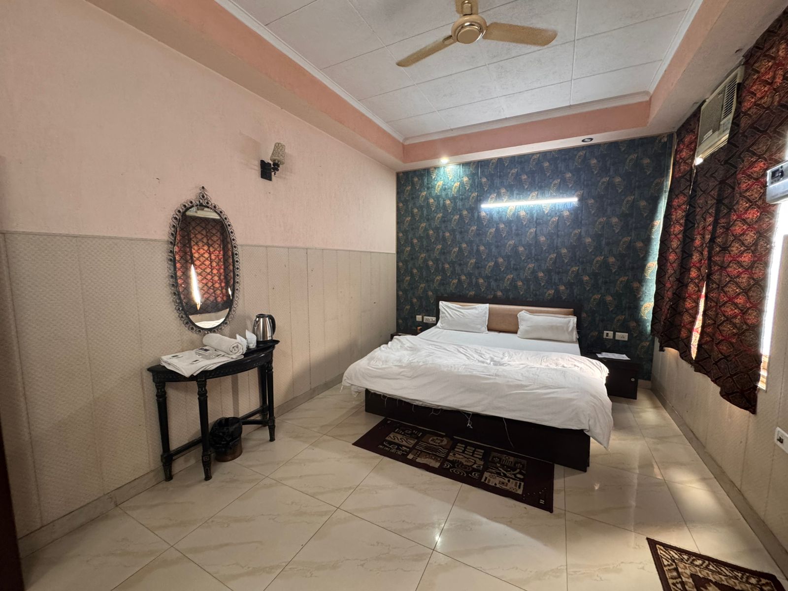 Bharat Guest House @ 1 Km from Anand Vihar Station - Tap to explore photos