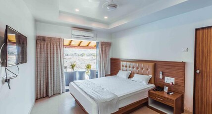 SUMA Adventure and Resort Room Type - Deluxe Room with Balcony and Pool View
