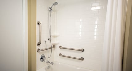Staybridge Suites Seattle - South Lake Union Room Type - 1 King Bed Studio Suite Mobil Access Tub