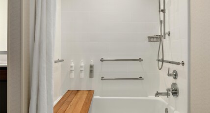 Hilton Garden Inn Riverhead Room Type - 1 KING ACC RM W BATHTUB