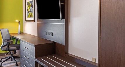 Holiday Inn Express & Suites PICAYUNE-STENNIS SPACE CNTR.  Room Type - 1 King Bed Suite
