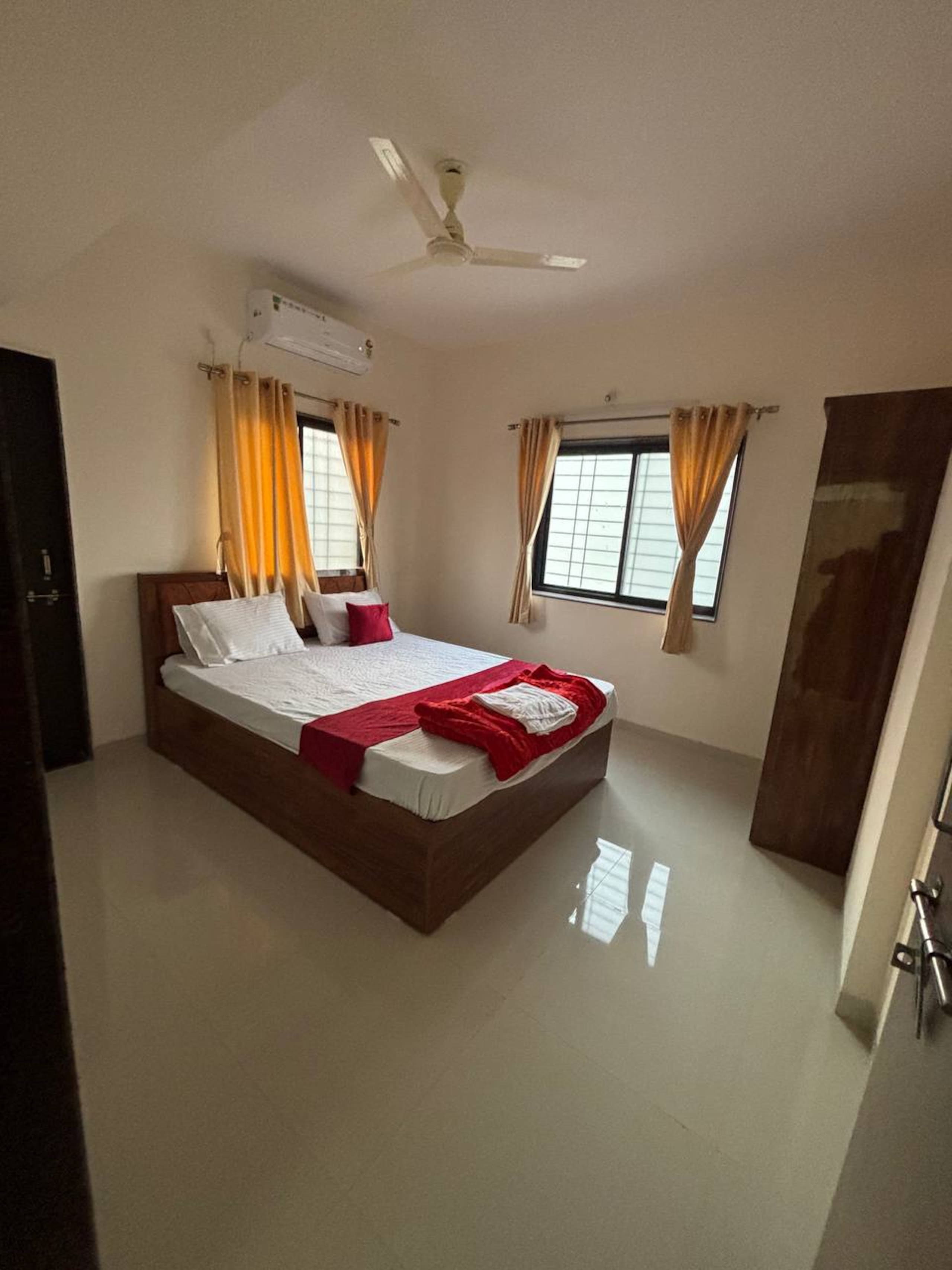 1BHK Comfy Stay 4 - Tap to explore photos