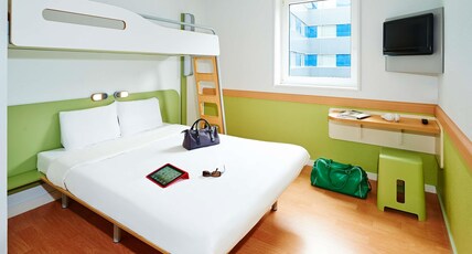 ibis budget Bordeaux Centre Bastide Room Type - TRIPLE - Room with a large bed and a bunk bed
