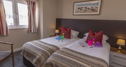 Best Western Beachcroft Hotel Room Type - SUITE - 1 KING 2 SINGLES,NSMK,PNTHSE,2BDRM,LOUNGE,BALCON,SEAVW