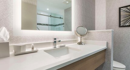 Best Western Premier Route 97 Vernon Room Type - Accessible - 1 King, Mobility Accessible, Communication Assistance, Roll In Shower, Sofabed, Microwa
