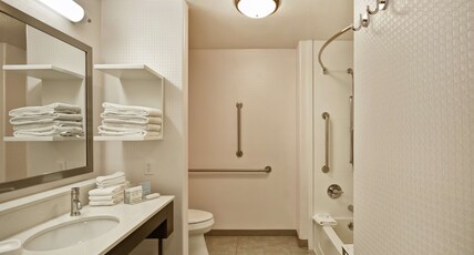 Hampton Inn & Suites by Hilton Yuma Room Type - 1KNG MOB HEAR ACC W TUB NS