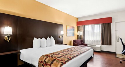 Best Western Lake Okeechobee Room Type - 1 King Bed, Smoking Room, Upstairs, High Speed Internet Access, Microwave And Refrigerator, Desk, Fu