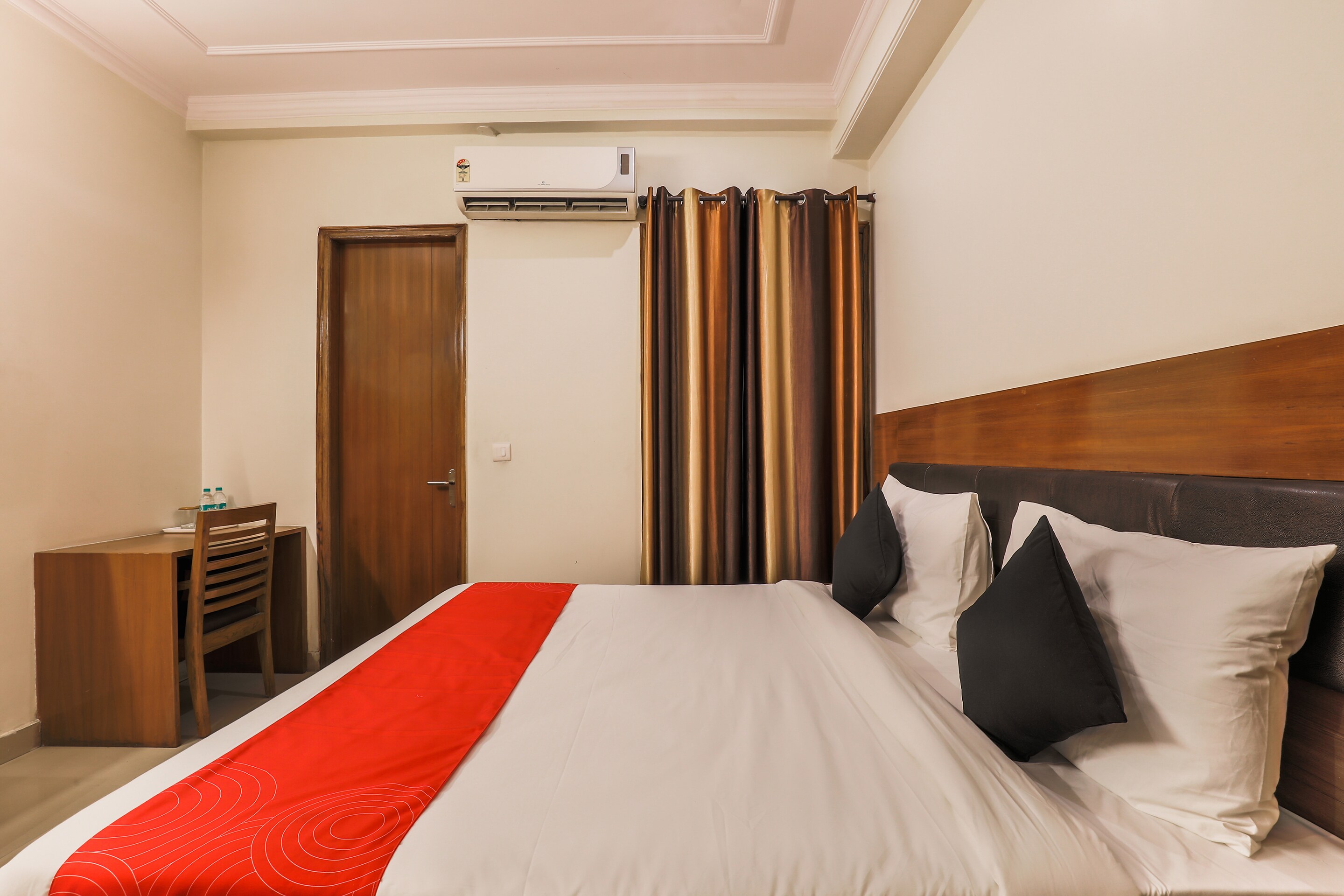 Hotel O Red Carpet Hotels - Tap to explore photos