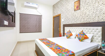 Via Aditya Guest House - Nr. Dasaswamedh Ghat Room Type - Premium Room