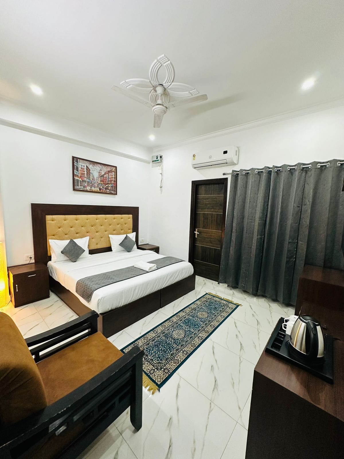 V rooms- Capital Stays Gurugram - Tap to explore photos