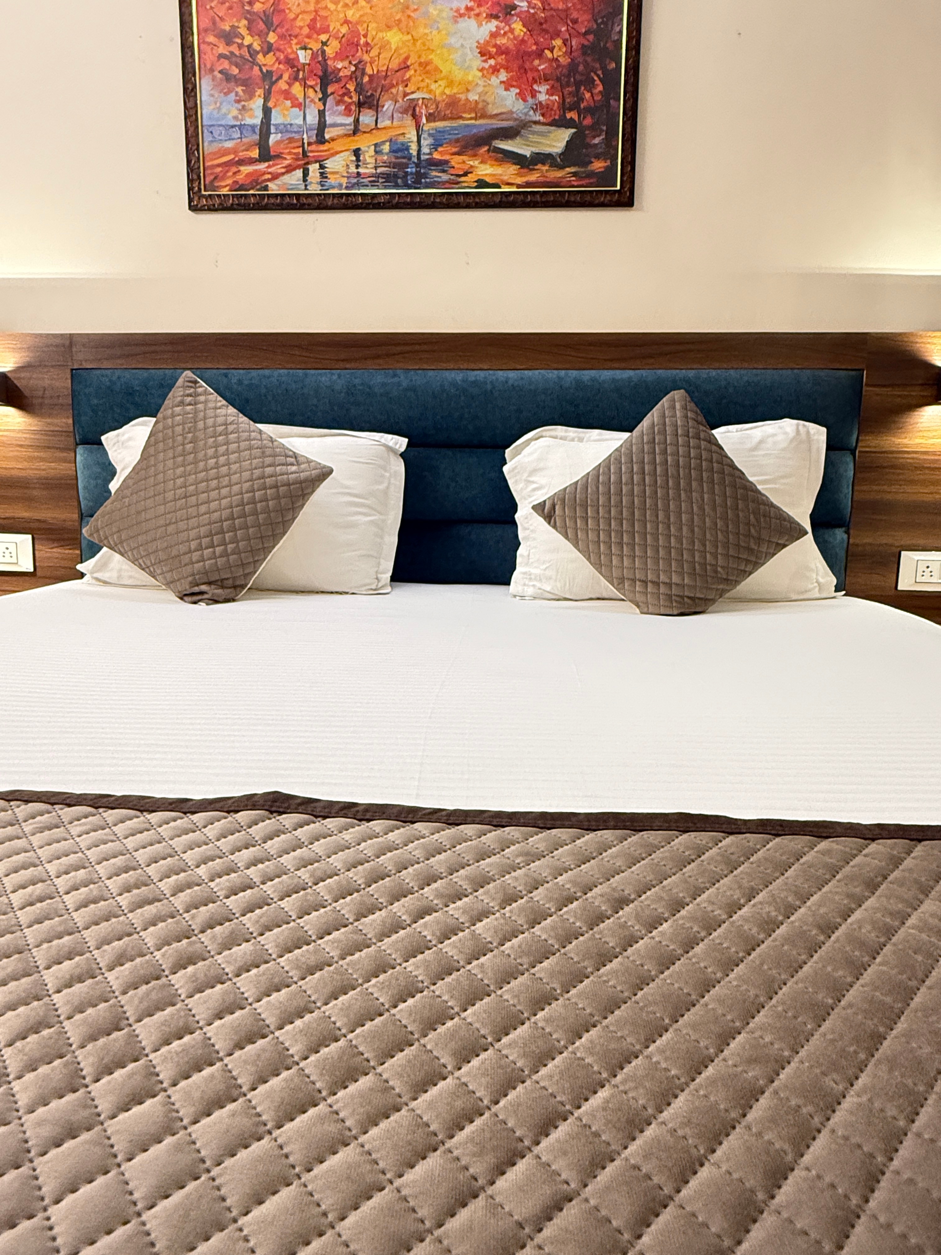 Luxur Inn 3bhk Apartment - Tap to explore photos