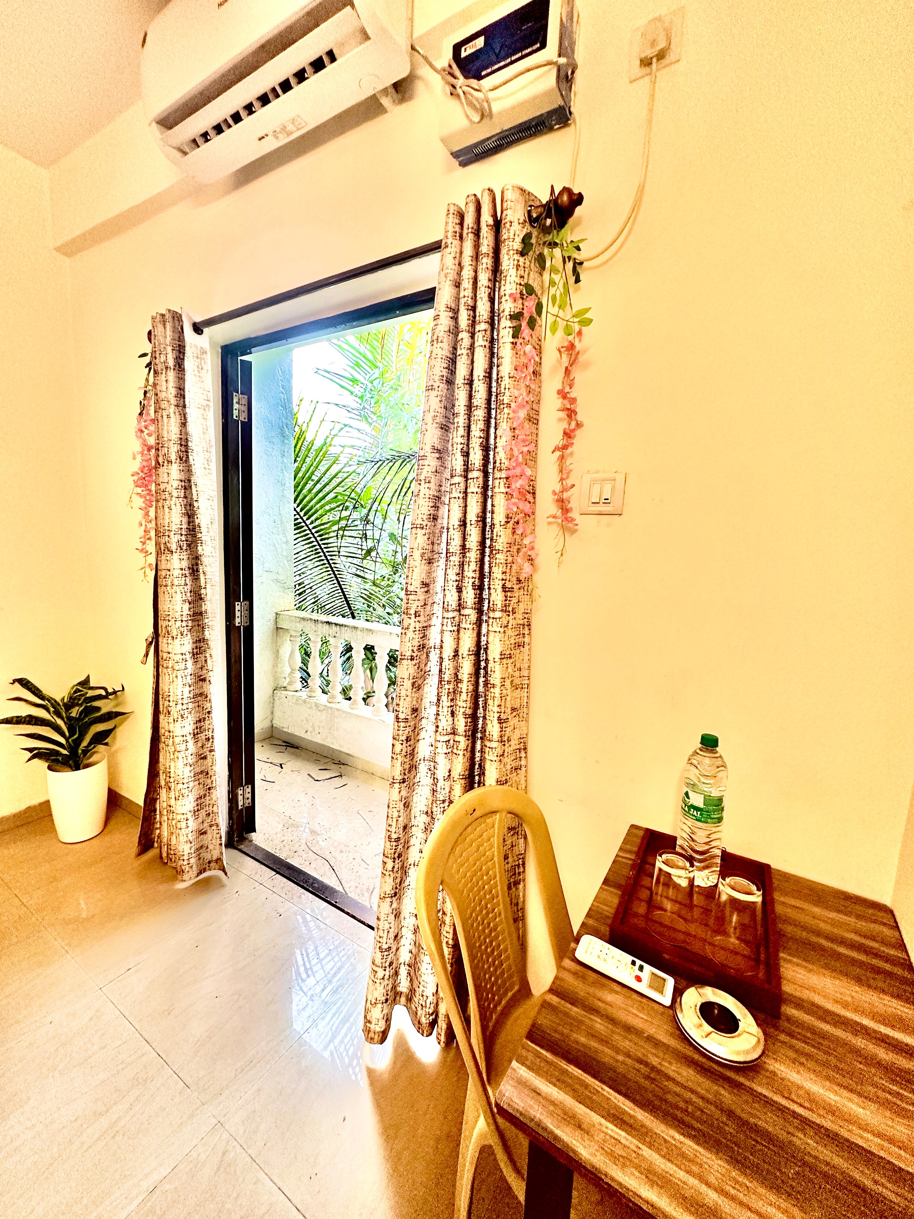 Hotel El Paso - Tap to explore photos