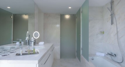 Doubletree by Hilton Lisbon Fontana Park Room Type - KING DELUXE ROOM