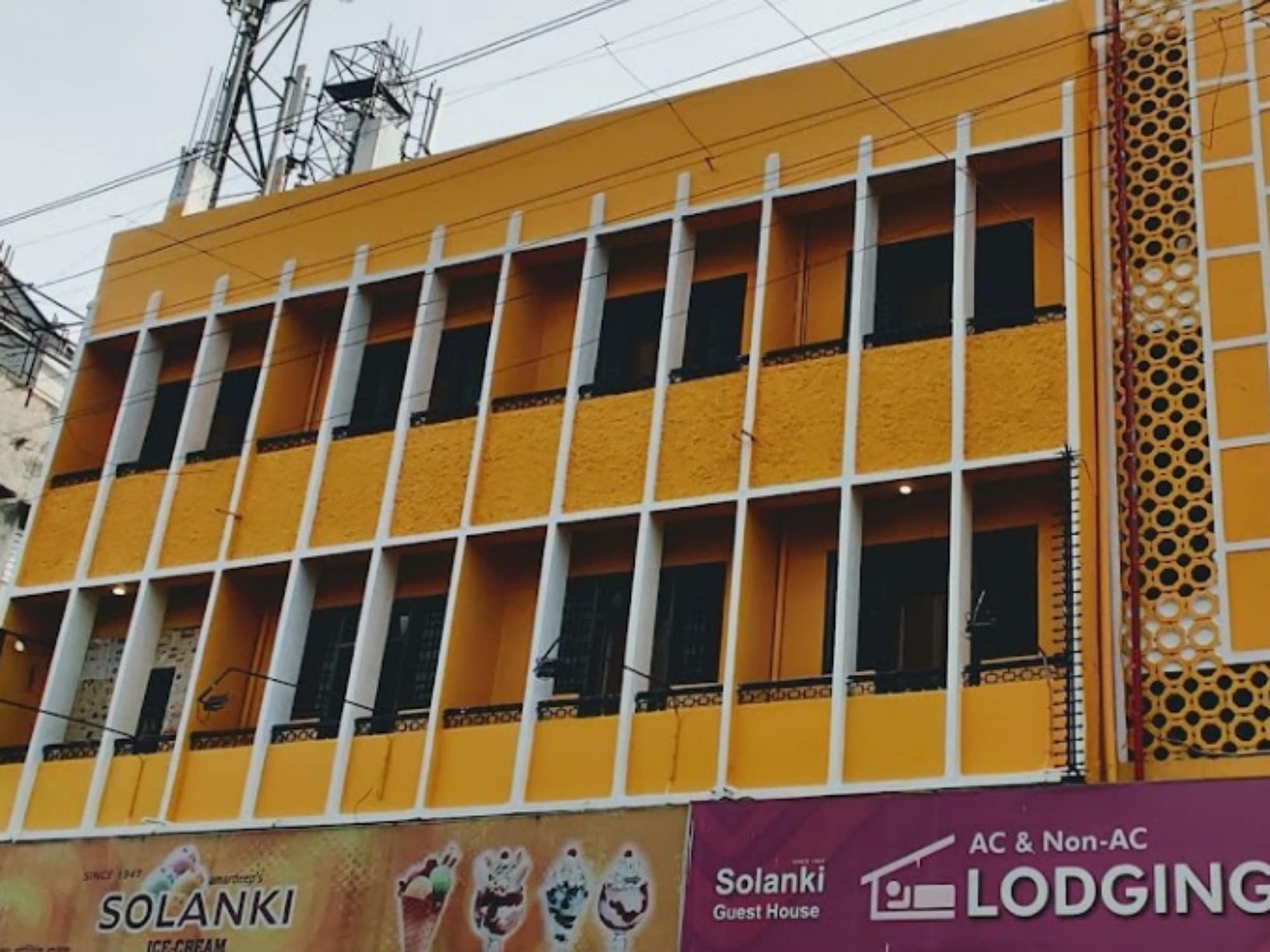 Solanki Guest House - Tap to explore photos
