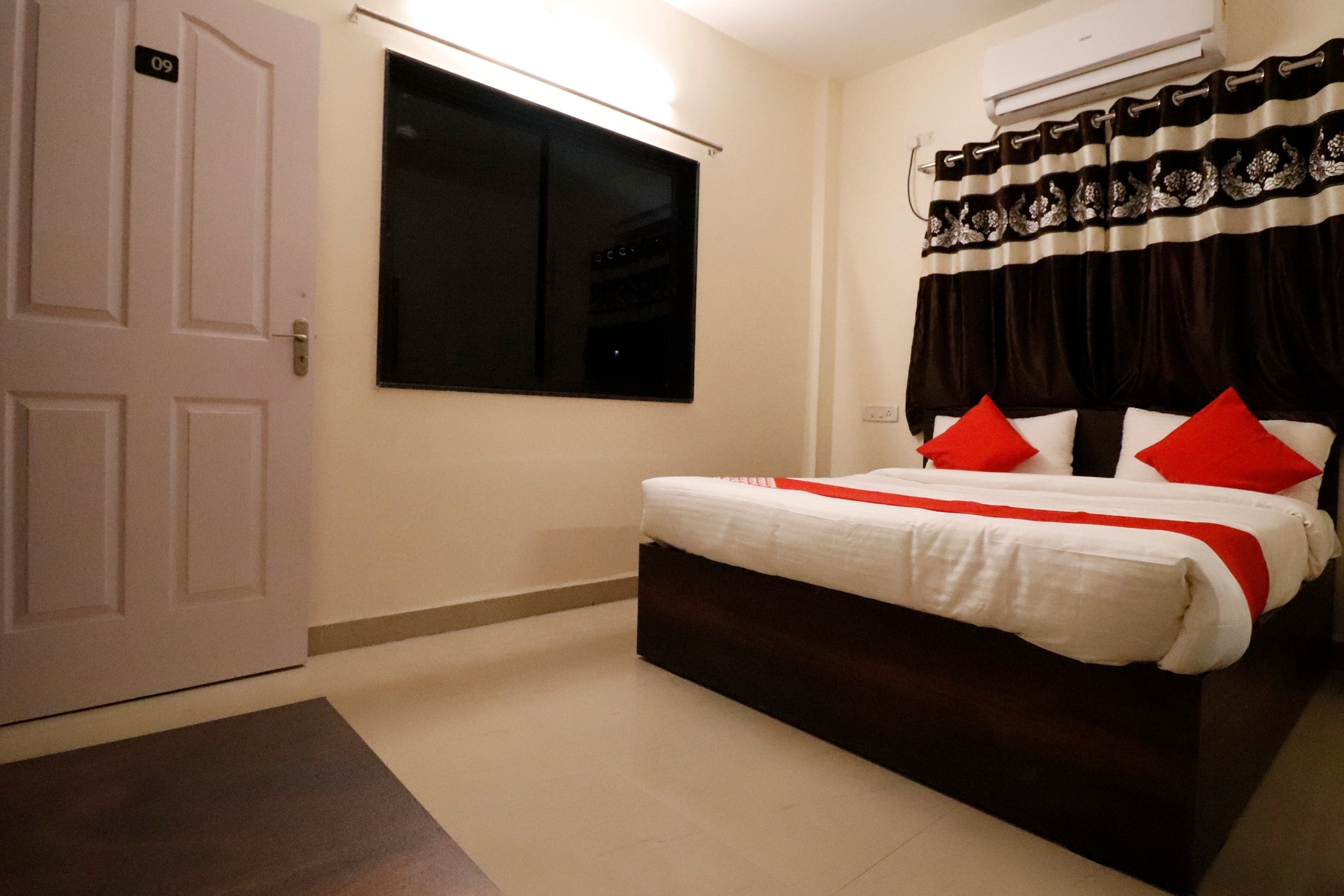 Flagship OYO Hotel The Pearl In - Tap to explore photos