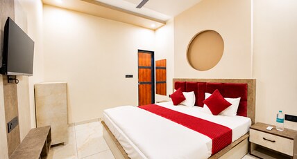 Hotel Galaxy 700 (Only 10 Min Walk from Temple) Room Type - Deluxe Room
