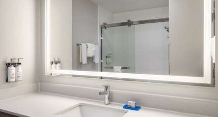 Holiday Inn Express & Suites MIDWEST CITY Room Type - 1 King Suite Addl Living Area Jetted Tub