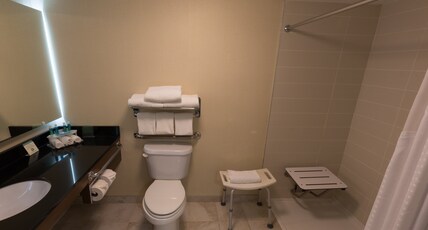 Holiday Inn Express EDMONTON DOWNTOWN Room Type - 1 Queen Bed Standard Mobil Access Tub