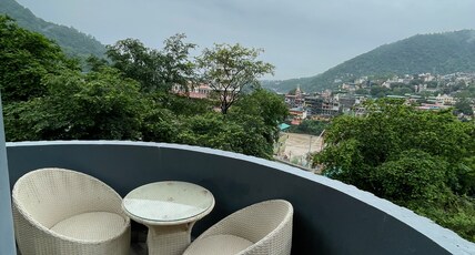 Bunk Stay Co-working and Yoga Room Type - Superior Triple Balcony Room