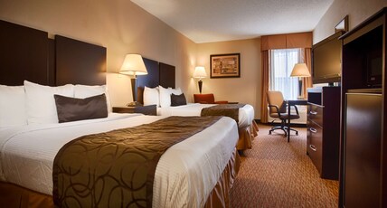 BEST WESTERN PLUS EDISON INN Room Type - 2 Queen Beds, Non-Smoking, Separate Building, Work Desk, Ergonomic Chair, Microwave And Refrigerator