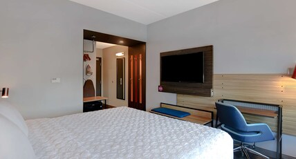 Tru By Hilton Macon North, GA Room Type - 1 KING HEARING ACCESSIBLE