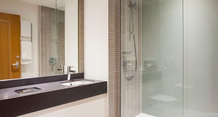 Holiday Inn Leamington Spa Room Type - 1 Queen Standard