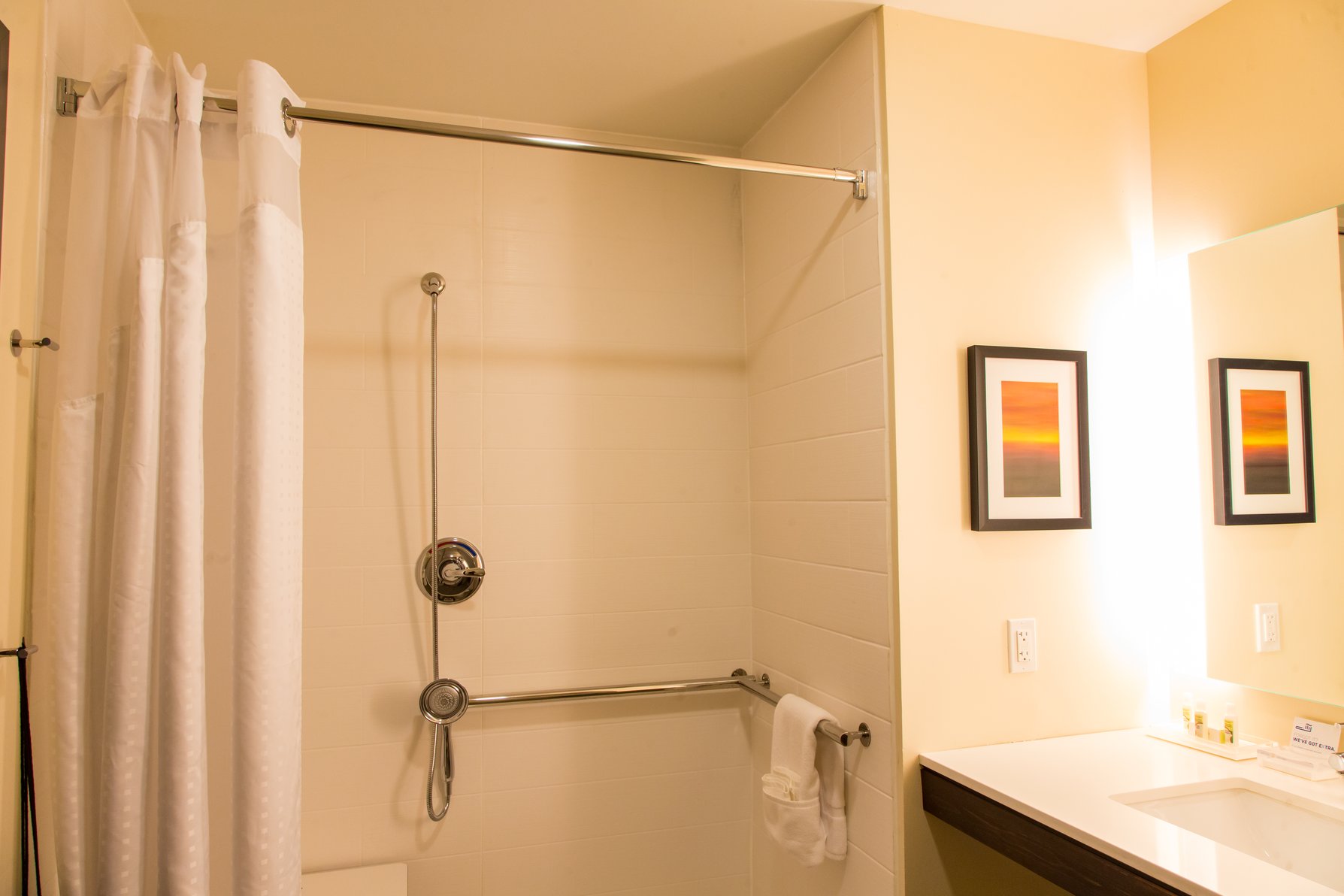 Holiday Inn & Suites MOUNT PLEASANT - Tap to explore photos