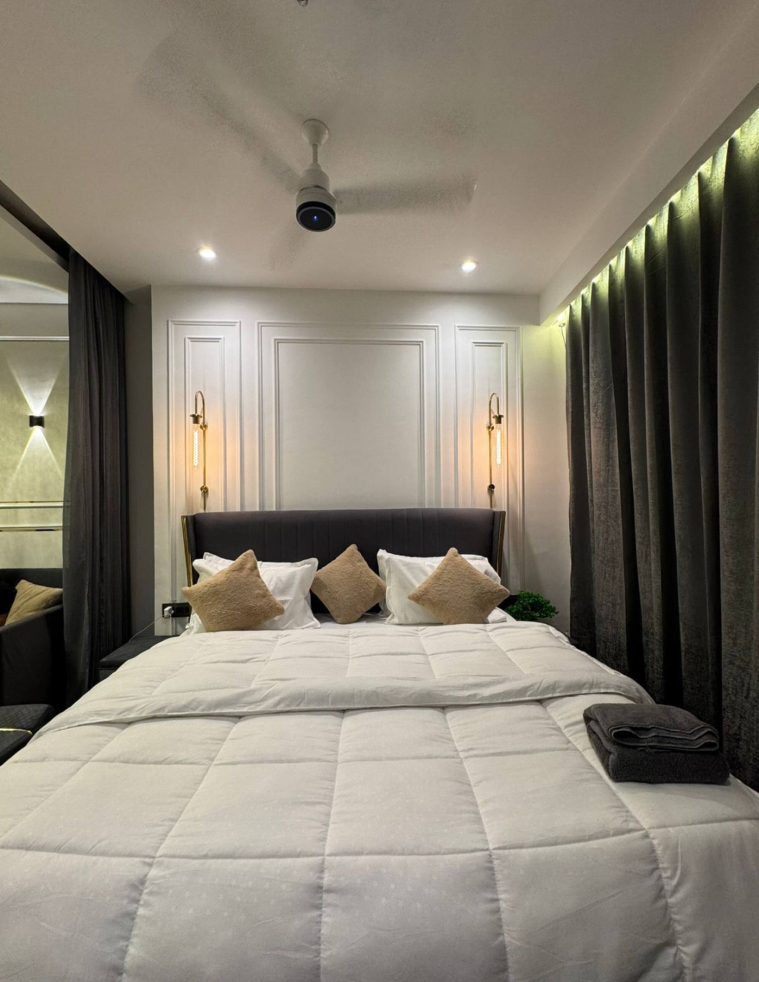 high sky luxurious 43 floor stay At Supernova Noida - Tap to explore photos