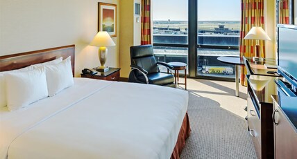 Hilton Chicago O'Hare Airport Room Type - RUNWAY VIEW 1 KING BED
