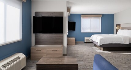 Holiday Inn Express & Suites MIDWEST CITY Room Type - 1 King Bed Suite Addl Living Area