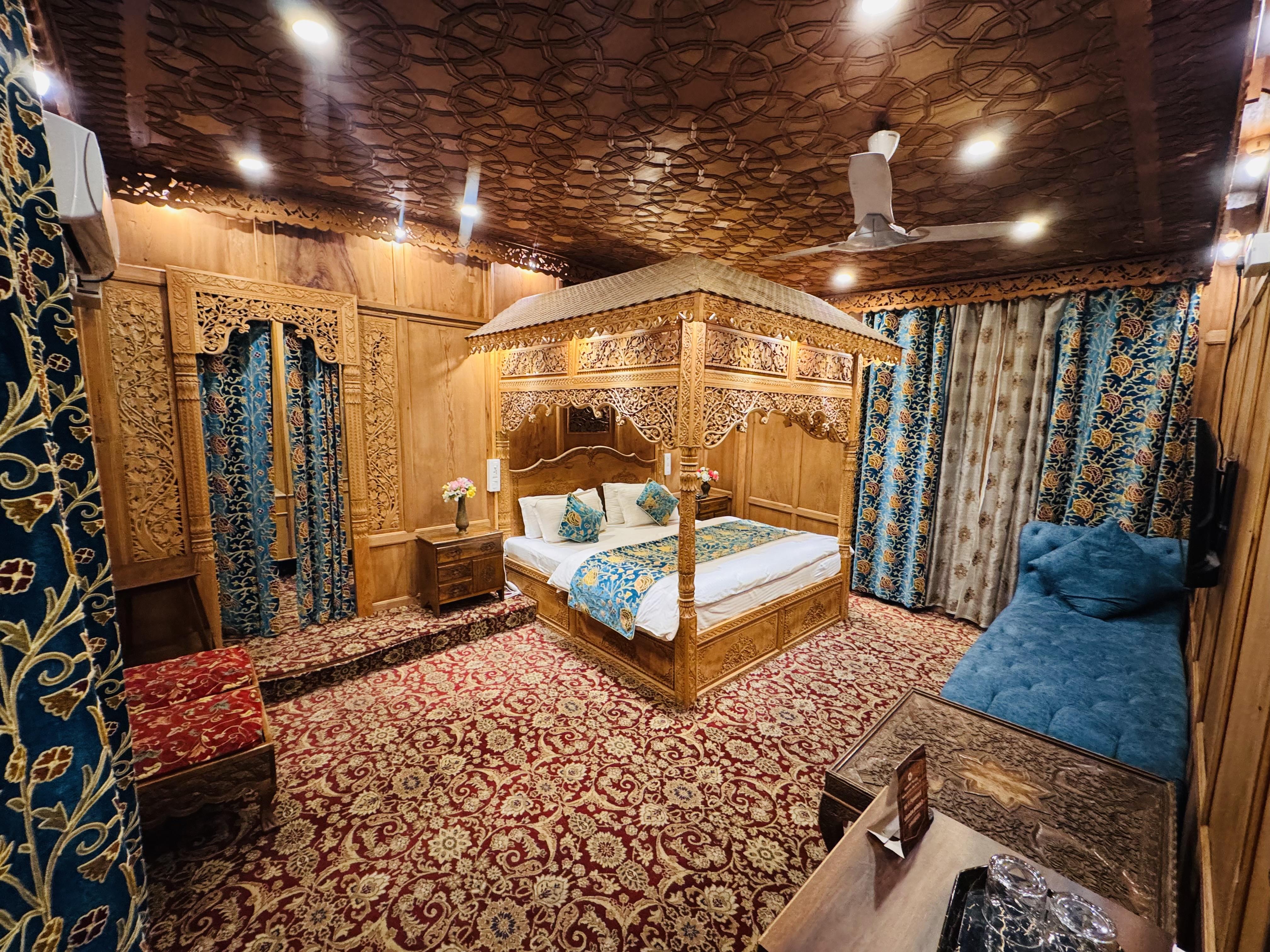 Sikandra Palace Group Of Houseboats - Tap to explore photos