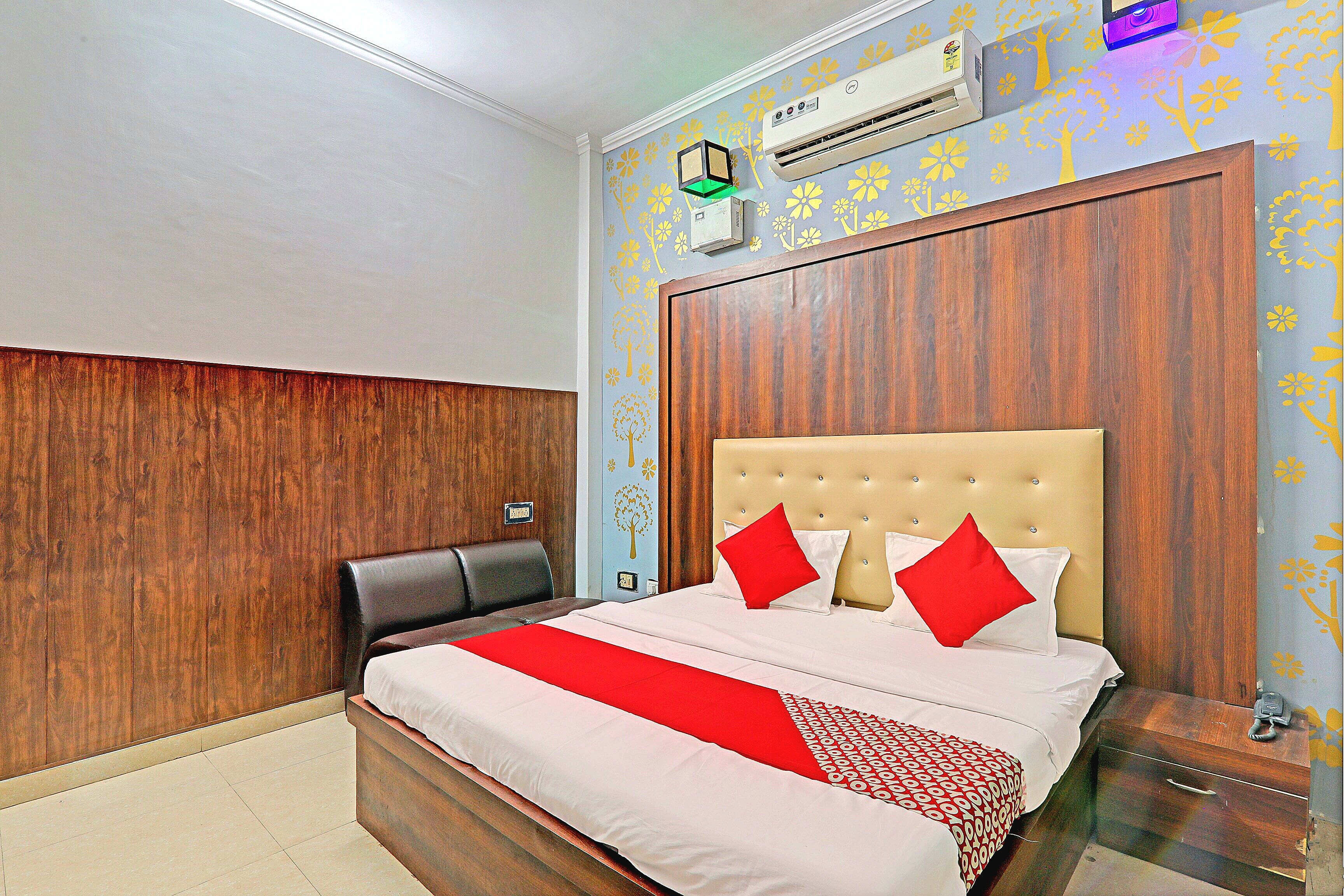 Hotel Cityzen Near Alambagh - Tap to explore photos