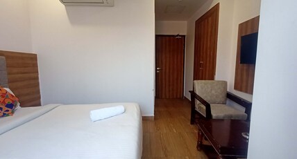 Hotel Global Inn Gold Room Type - Standard Double Room|Lift |Food |Secure Parking Hotel Global Inn Gold Room Type - Standard Double Room|Lift |Food |Secure Parking
