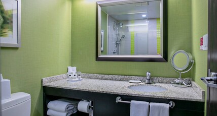 Crowne Plaza KITCHENER-WATERLOO Room Type - 1 King Bed Premium Comm Accessible Tub