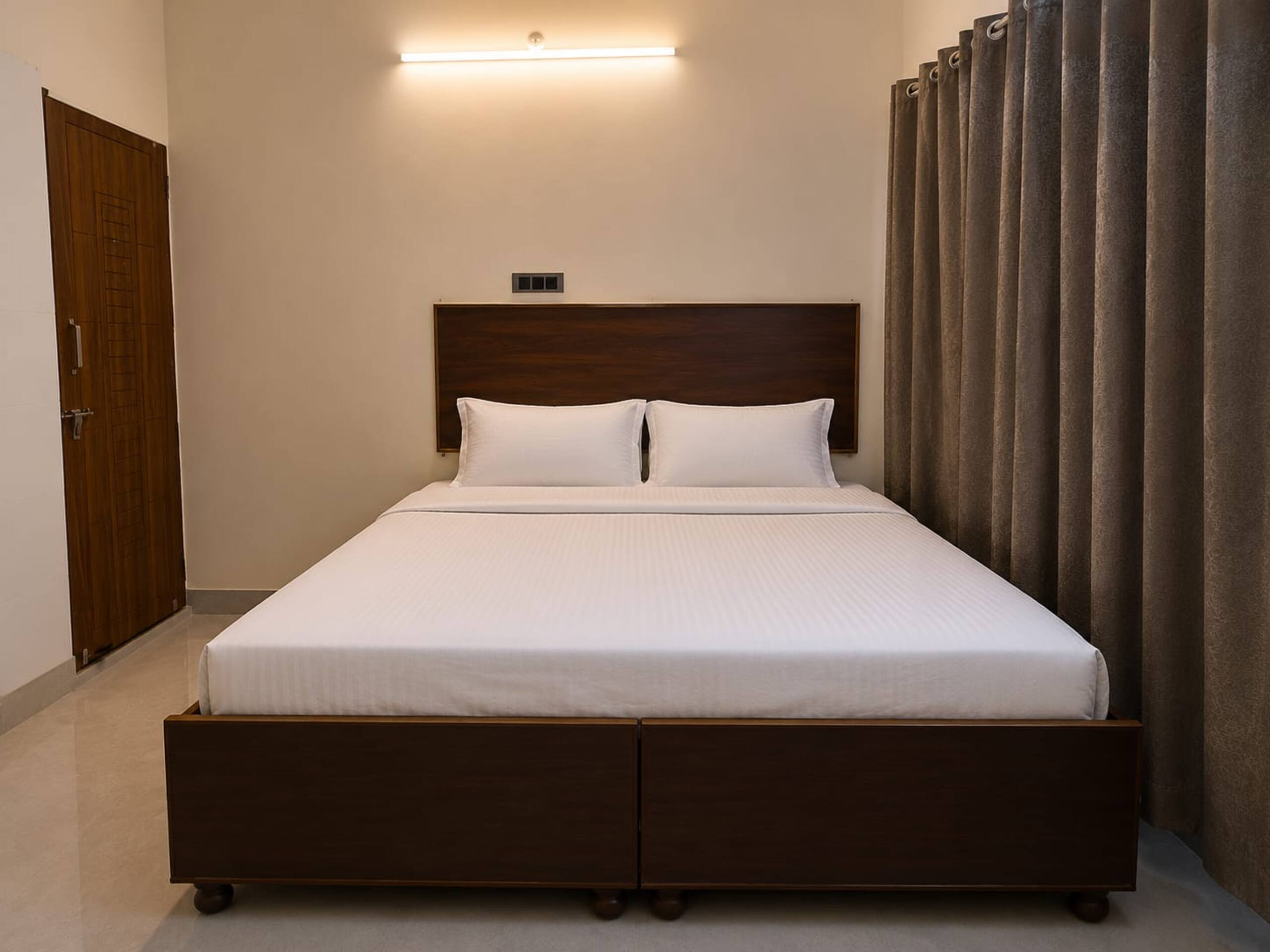 Elegant Private Room for a Comfortable Stay - Tap to explore photos