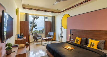 The Hosteller Dalhousie, Mall Road Room Type - Superior Double Room with Balcony and Mountain View