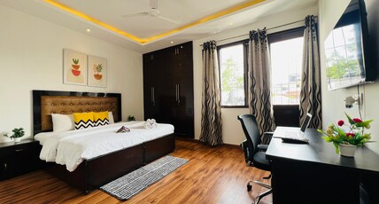 Bluo Stays - Defence Colony Room Type - 1BHK - Defence Colony Market, Lift, Balcony