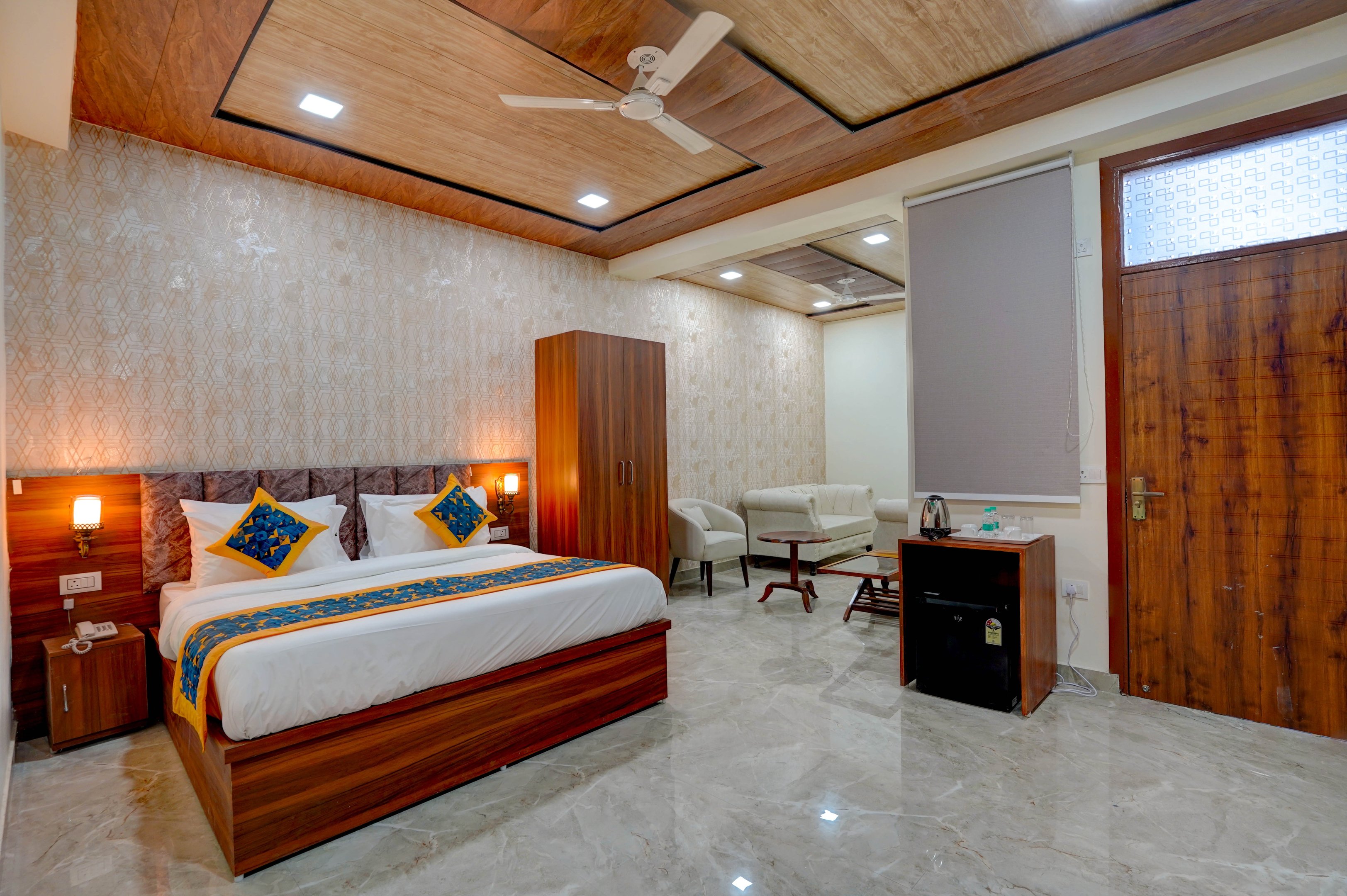 Aarchh Royale - Tap to explore photos