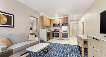 Best Western Premier Route 97 Vernon Room Type - Suite-2 Queen Beds, Non-Smoking, Sofabed, Kitchenette, Cooking Tops, Full Refrigerator