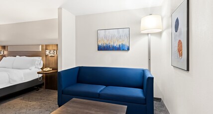 Holiday Inn Express Hotel & Suites Perry, an IHG Hotel Room Type - 2 Queen Beds Suite Sofa Bed