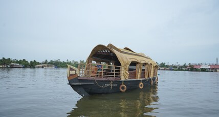 Osprey Luxury Houseboats And Cruises Room Type - Ambal, Traditional Luxury One Bedroom Houseboat