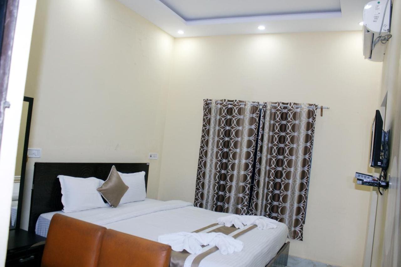 Saikatabas - Tap to explore photos