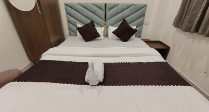 Hotel Tatvam Stays Room Type - Deluxe Room with Air Conditioning