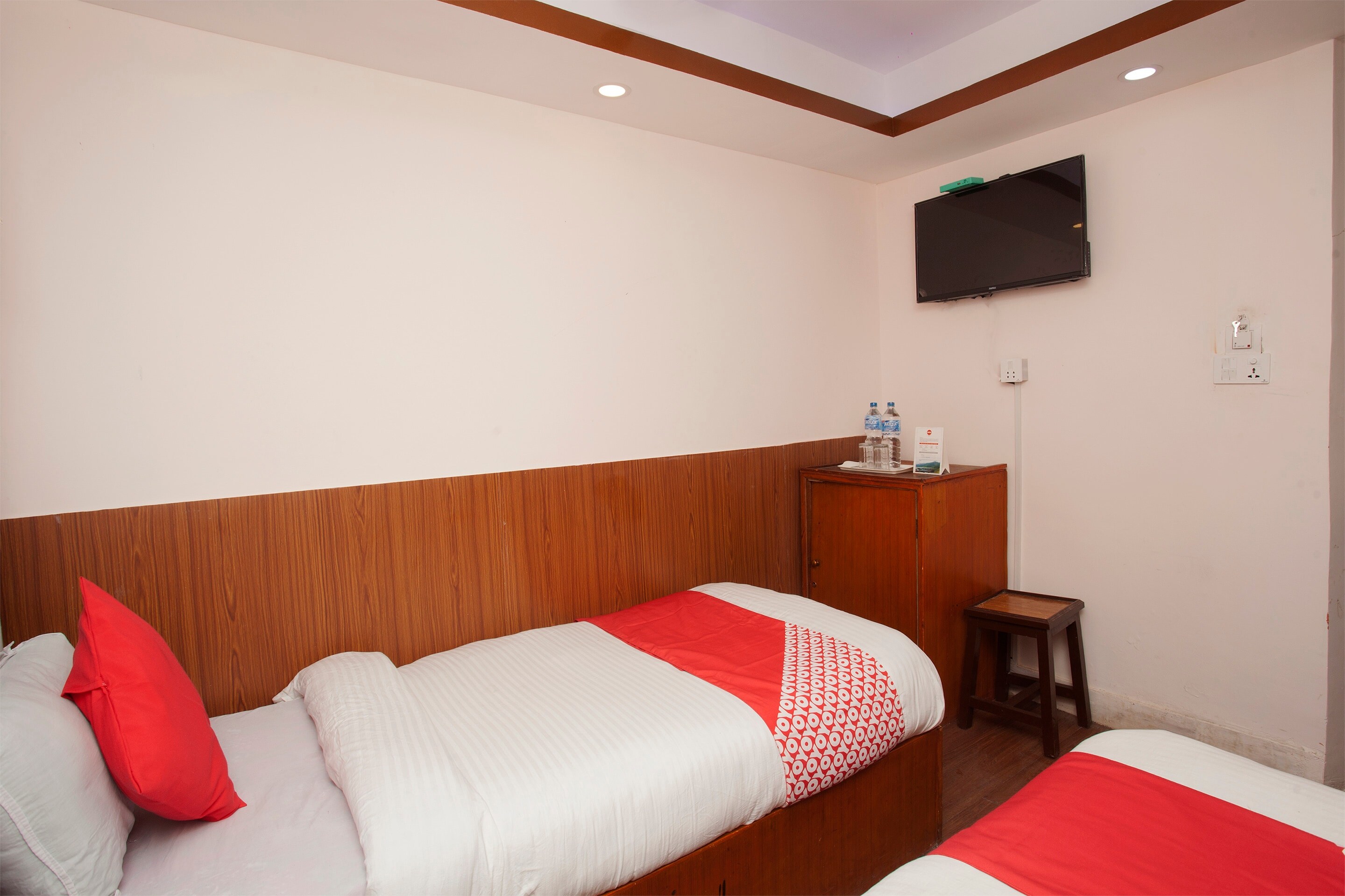 OYO 786 Hotel Shree Guru Annex - Tap to explore photos