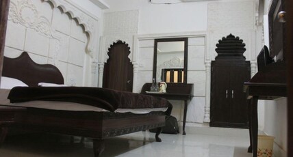 Hotel Royal Palace Room Type - Deluxe AC Room