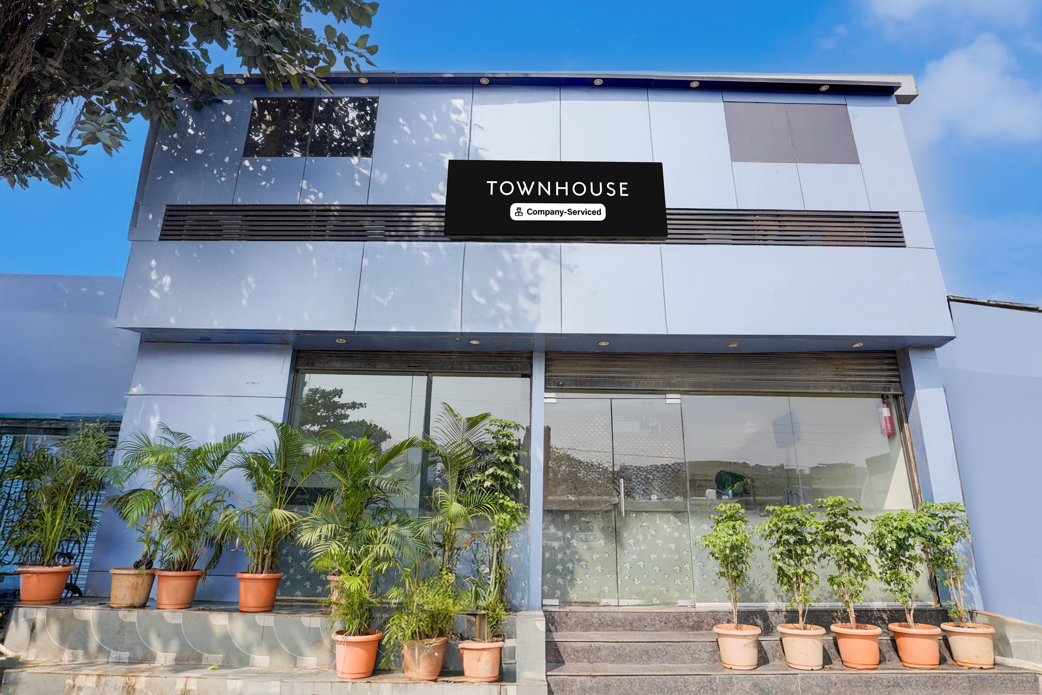 Townhouse LBS Road BKC Formerly Royal Palace - Tap to explore photos