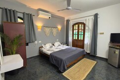 Palm Pillow- Private Room with Beach Access