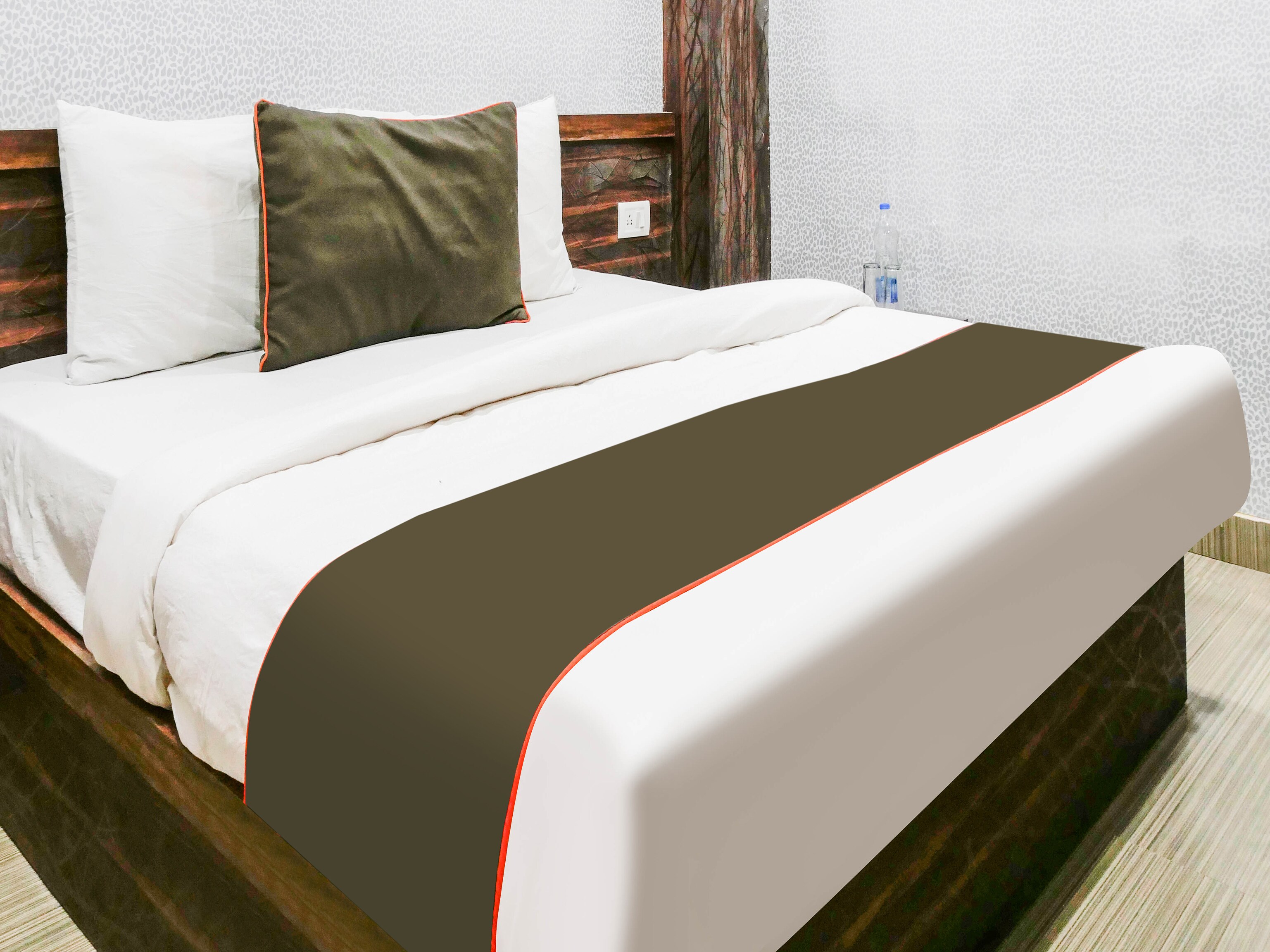 Super Collection O Hotel Day & Night - Tap to explore photos